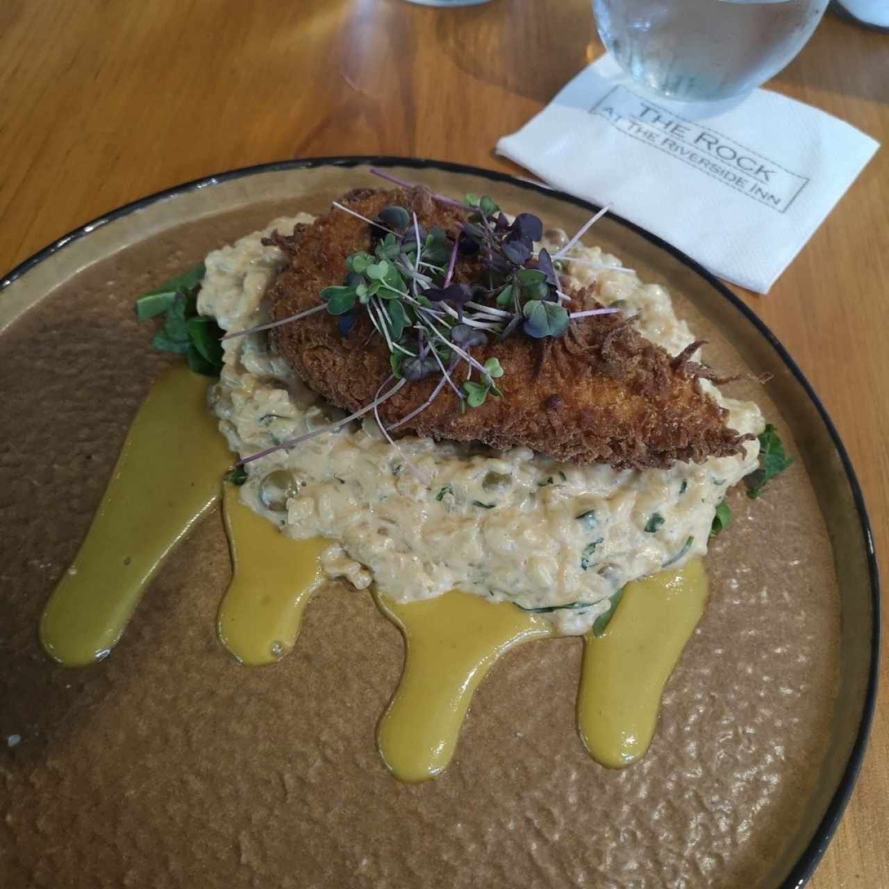 Pollo frito con coco y risotto de guandú 