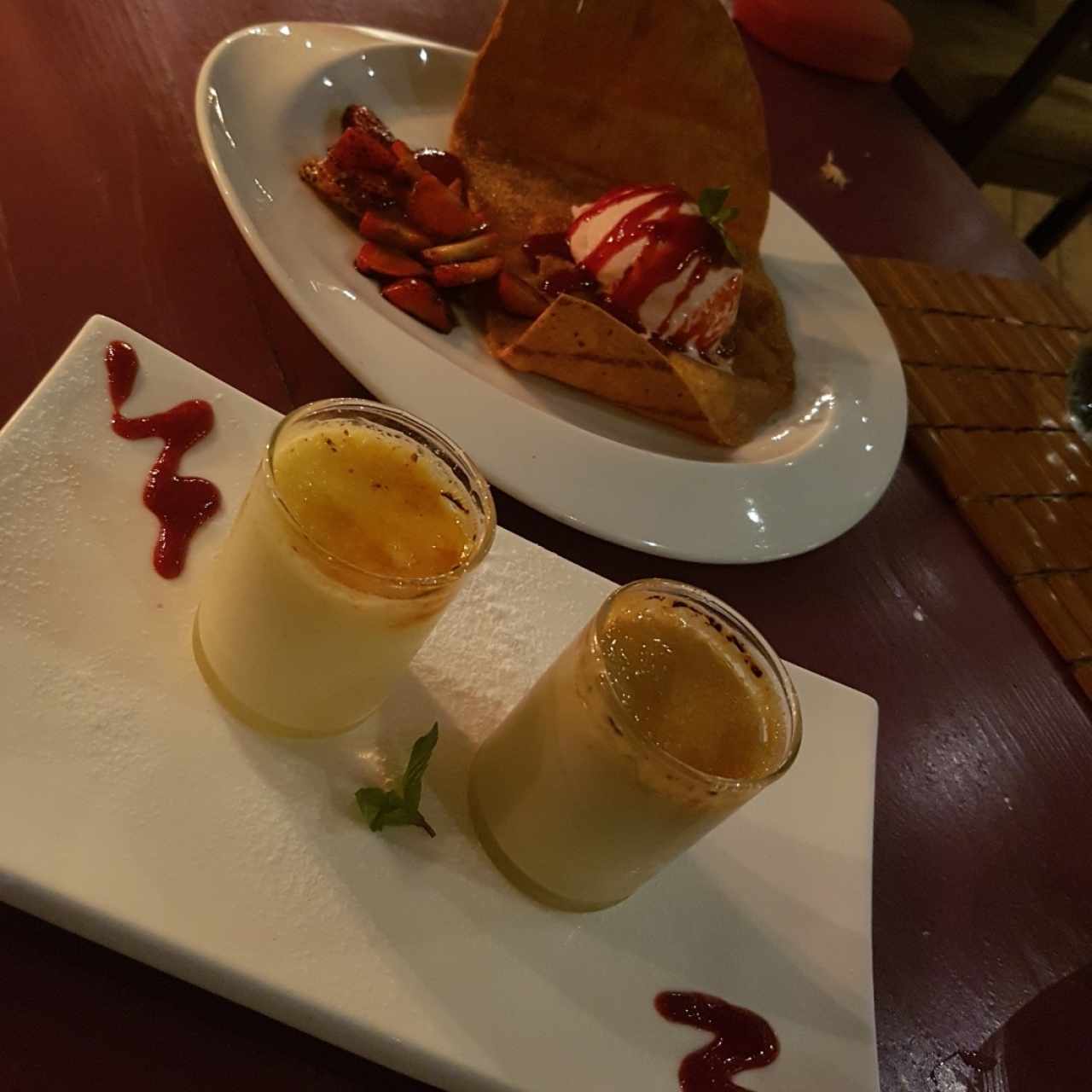 crema catalana vainilla y café.  fresas con reducción de balsámico 