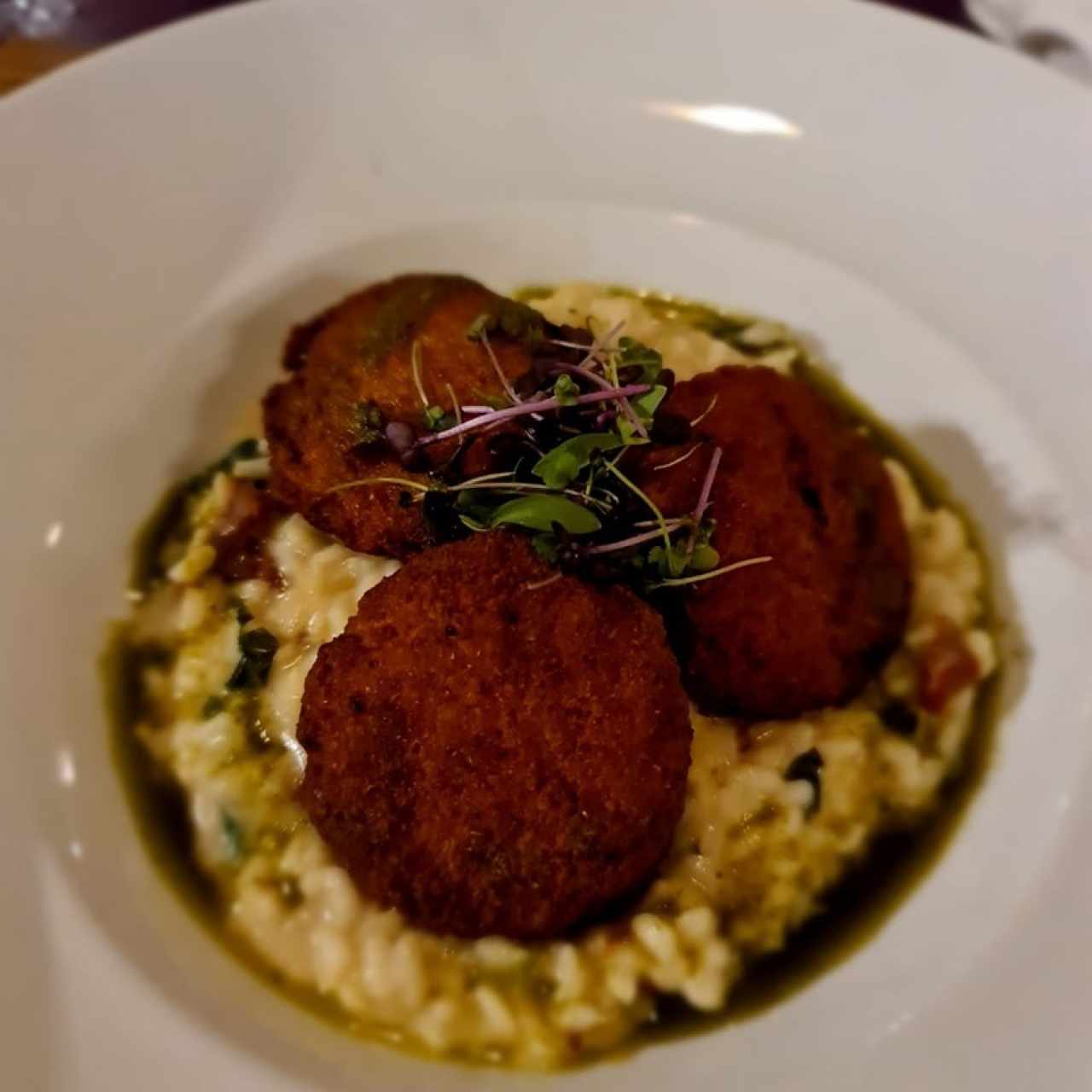 Plato vegano, falafel con risotto de hierbas