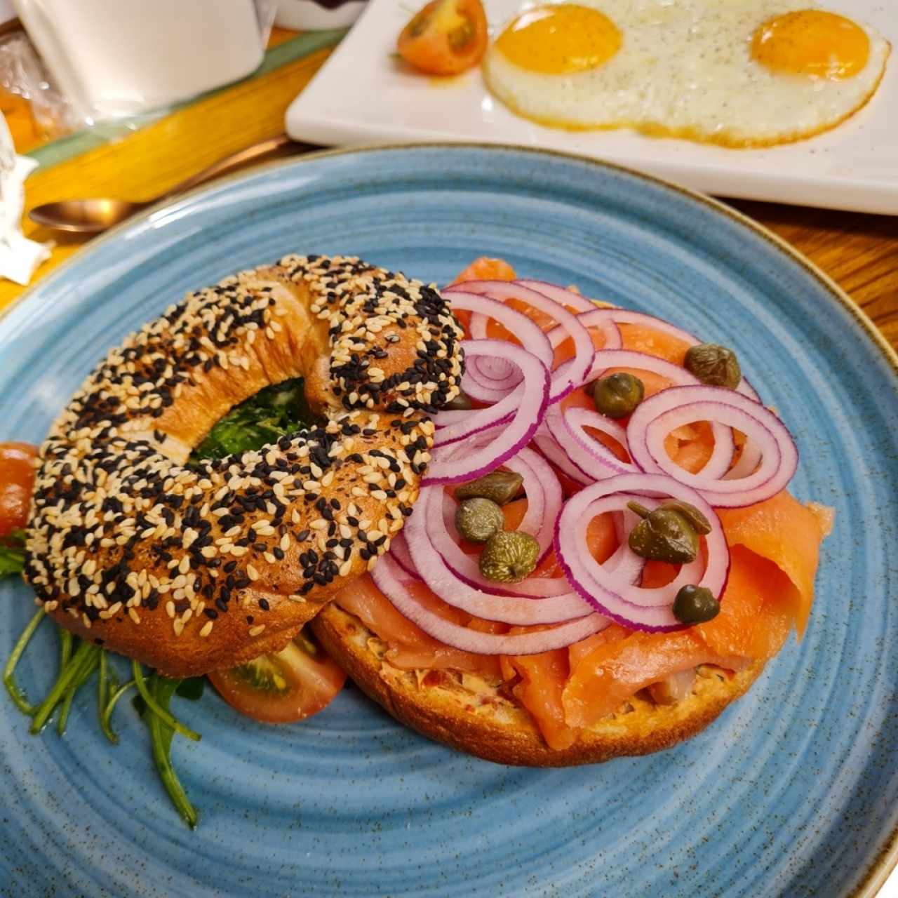 bagel con salmón