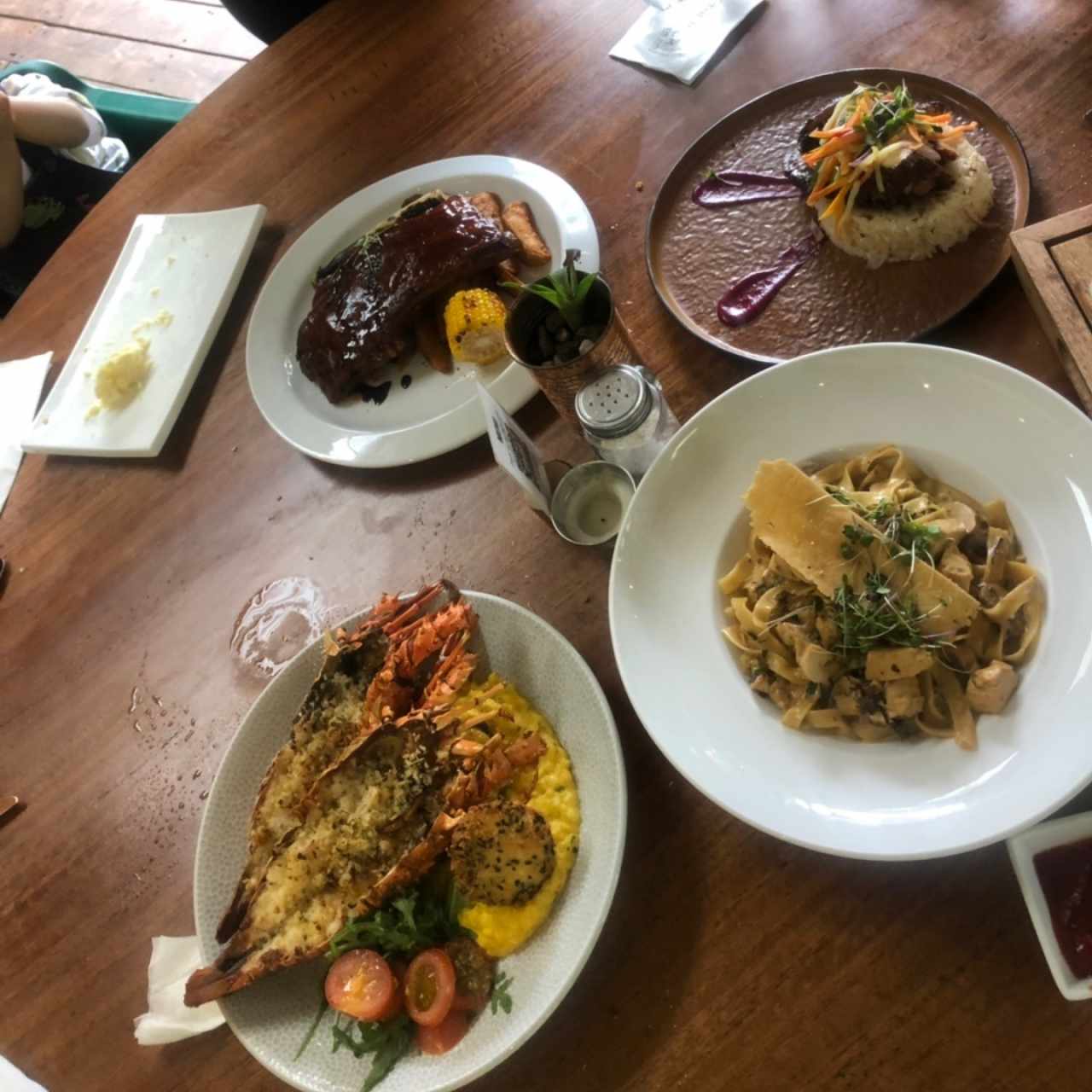 Costilla de puerco, langosta y Fettuccine al Bourbon 👌🏻