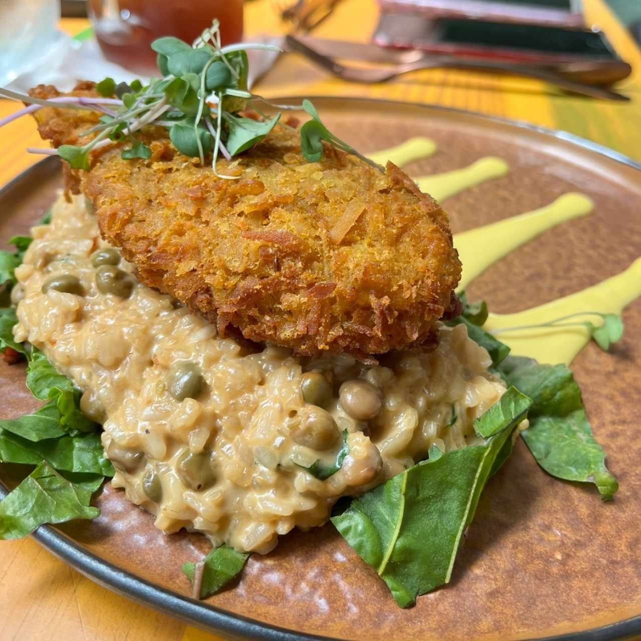 Pollo frito con coco y risotto de guandú