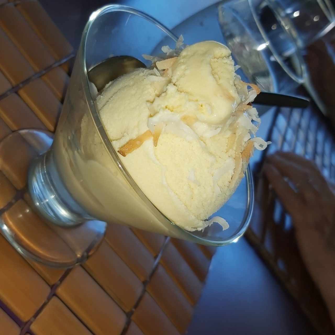 helado de piña colada con crocante de coco 