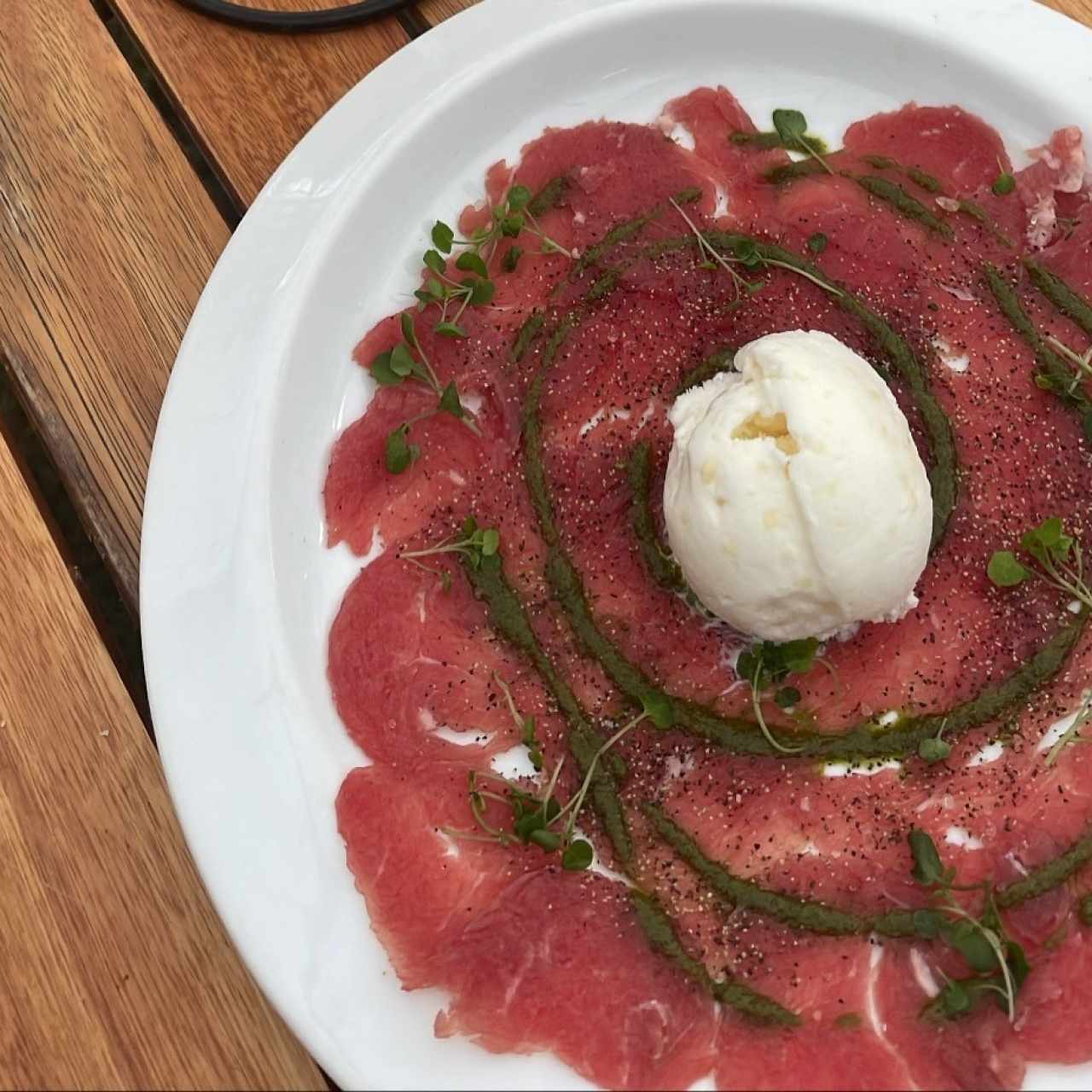 Carpaccio de res con helado de parmesano wow 