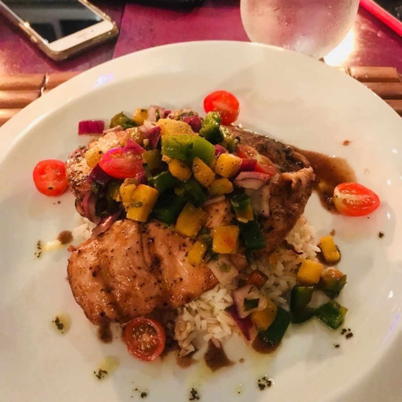 pechuga de pollo sobre una cama de arroz blanco hervido y pico de gallo de mango 