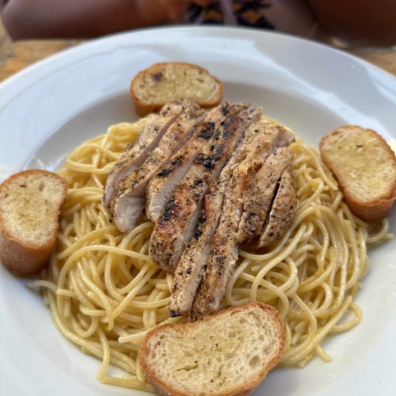 Pollo con pasta a la mantequilla 