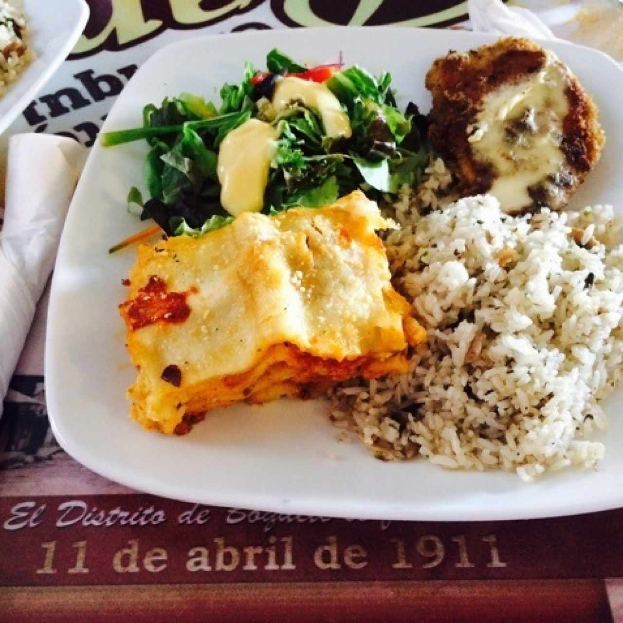 arroz von hongos, pollo, lassaña y una fresca ensalada. 