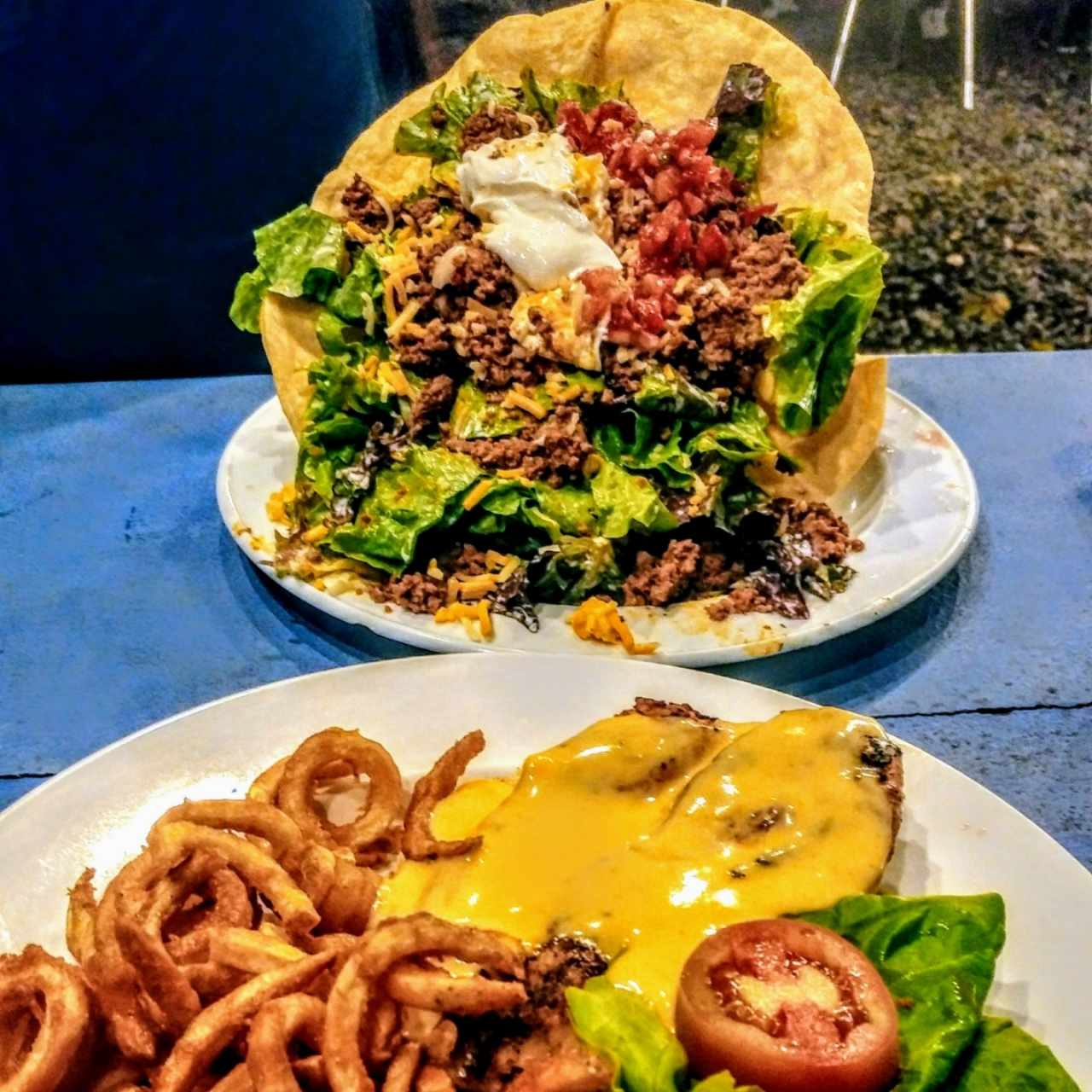 taco salad y pollo en salsa