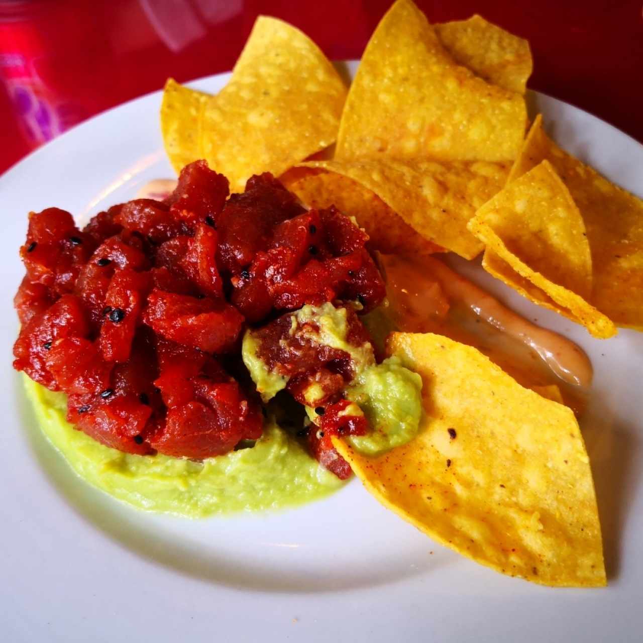 Atún con guacamole y chips