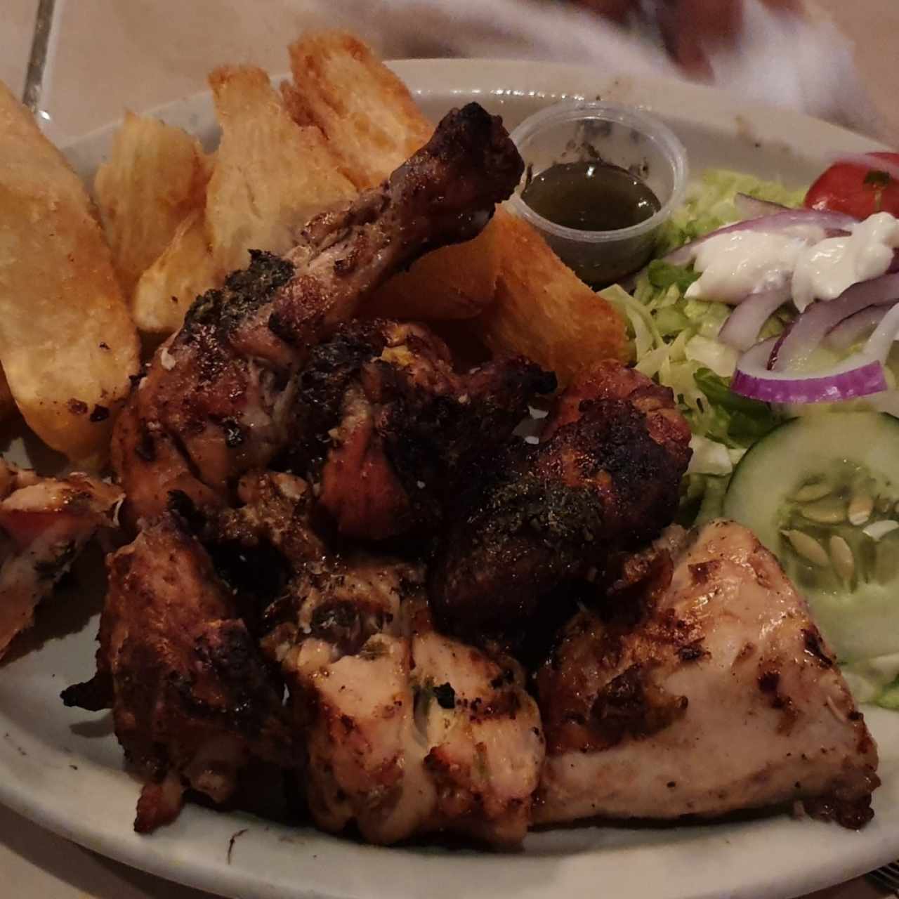 pollo asado con yuca frita