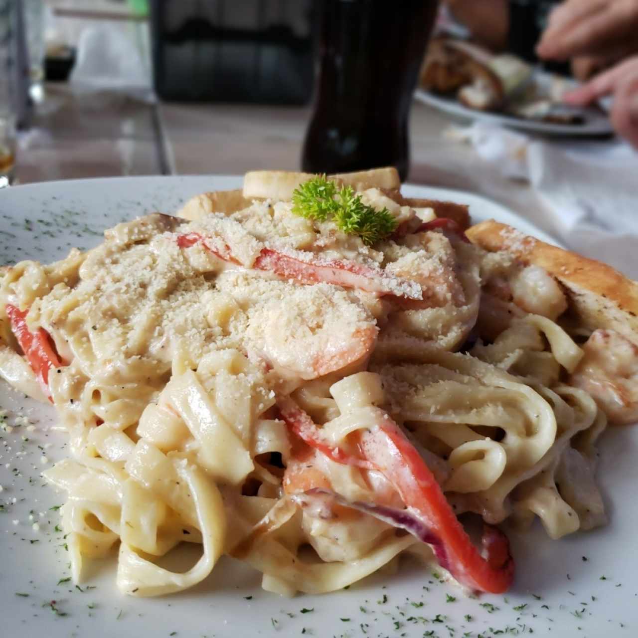 Fetuccini alfredo con camarones