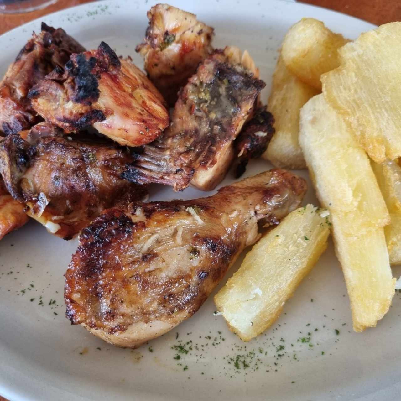 Medio pollo asado con Yucas 