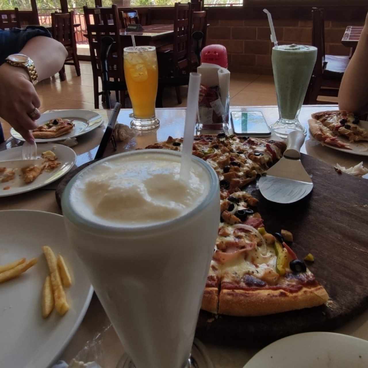 Pizza de combinación, deditos de pollo y papas frutas, limonadas de coco, menta y tradicional 