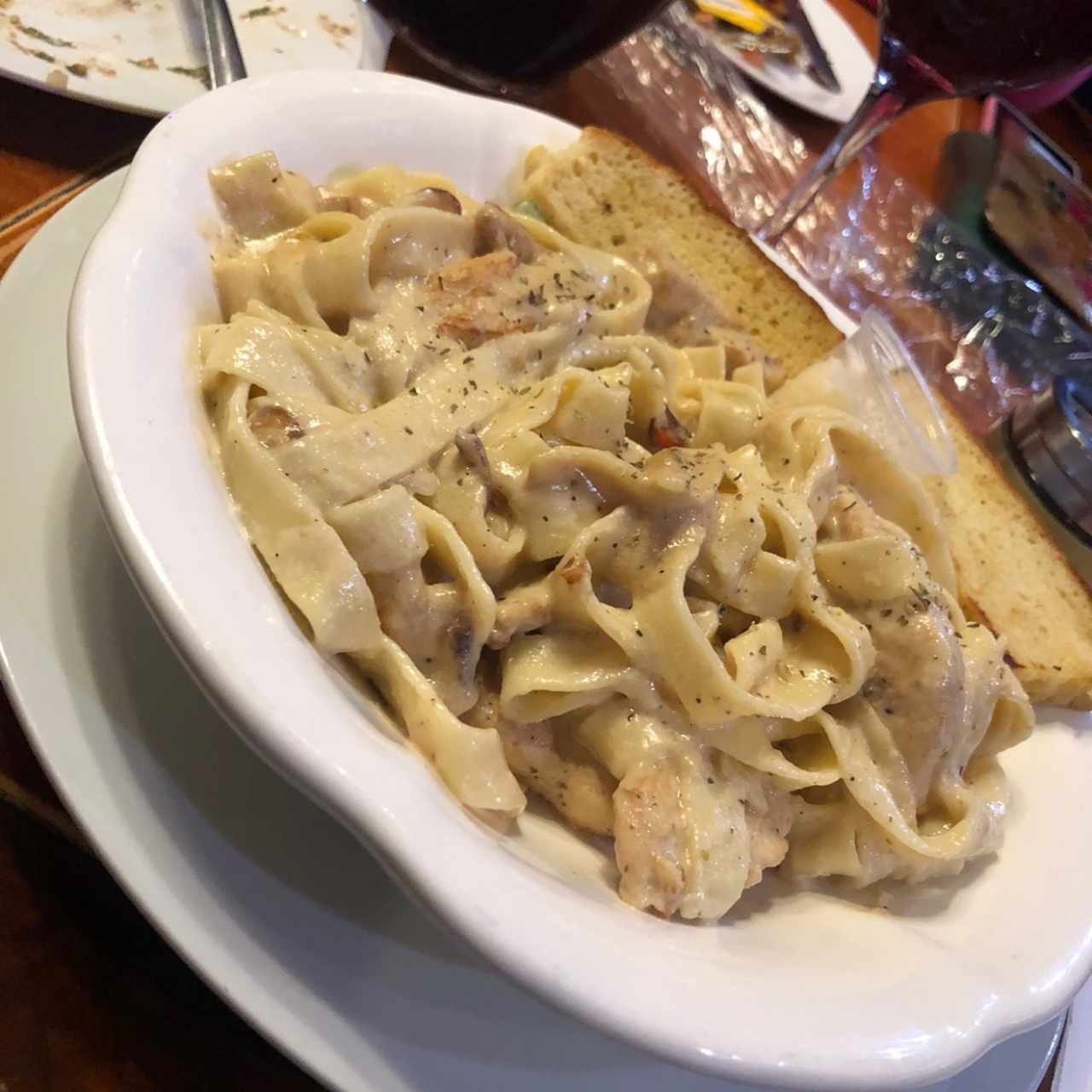 fetuccini en salsa alfredo con pollo