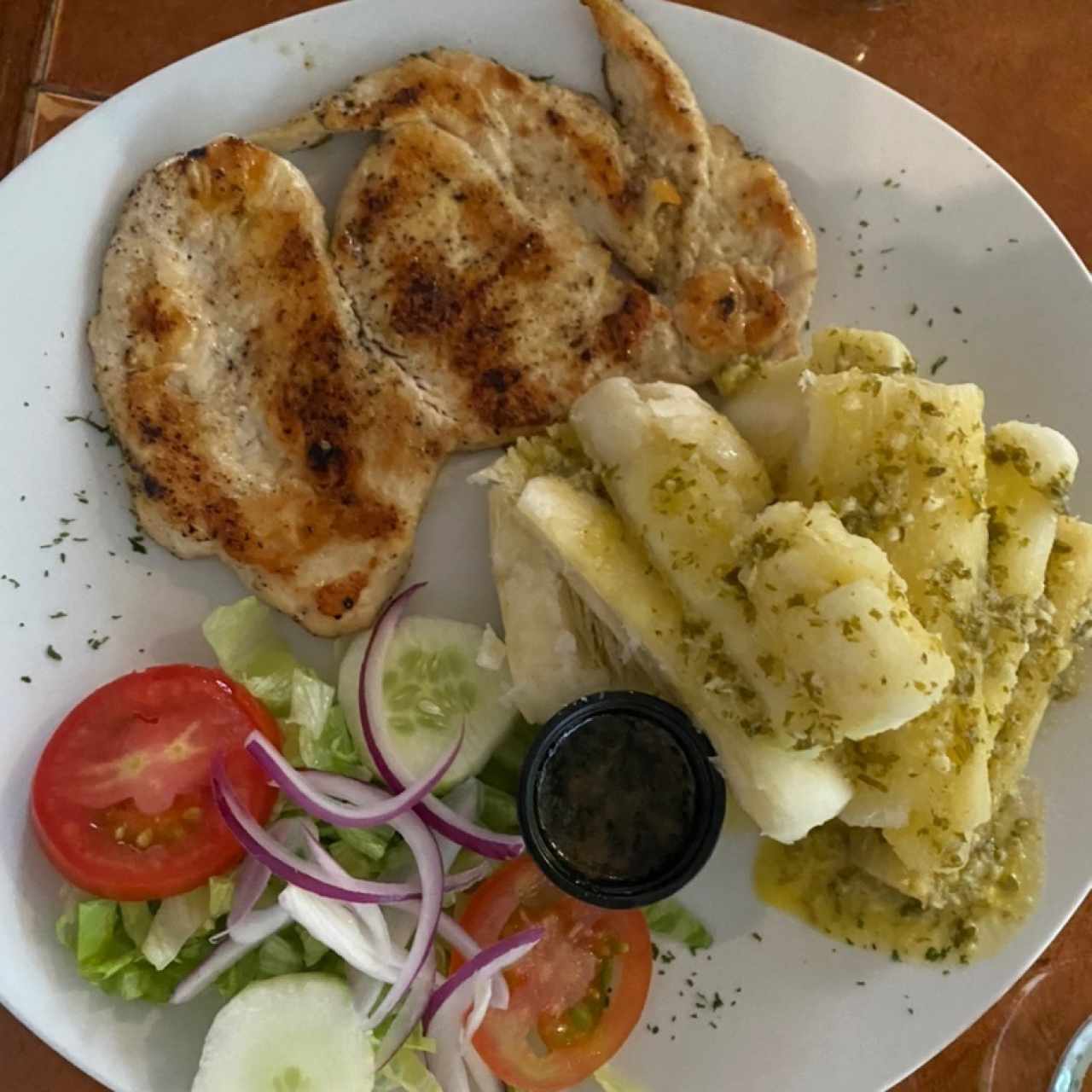 Pollo ala plancha y yuca al moho 