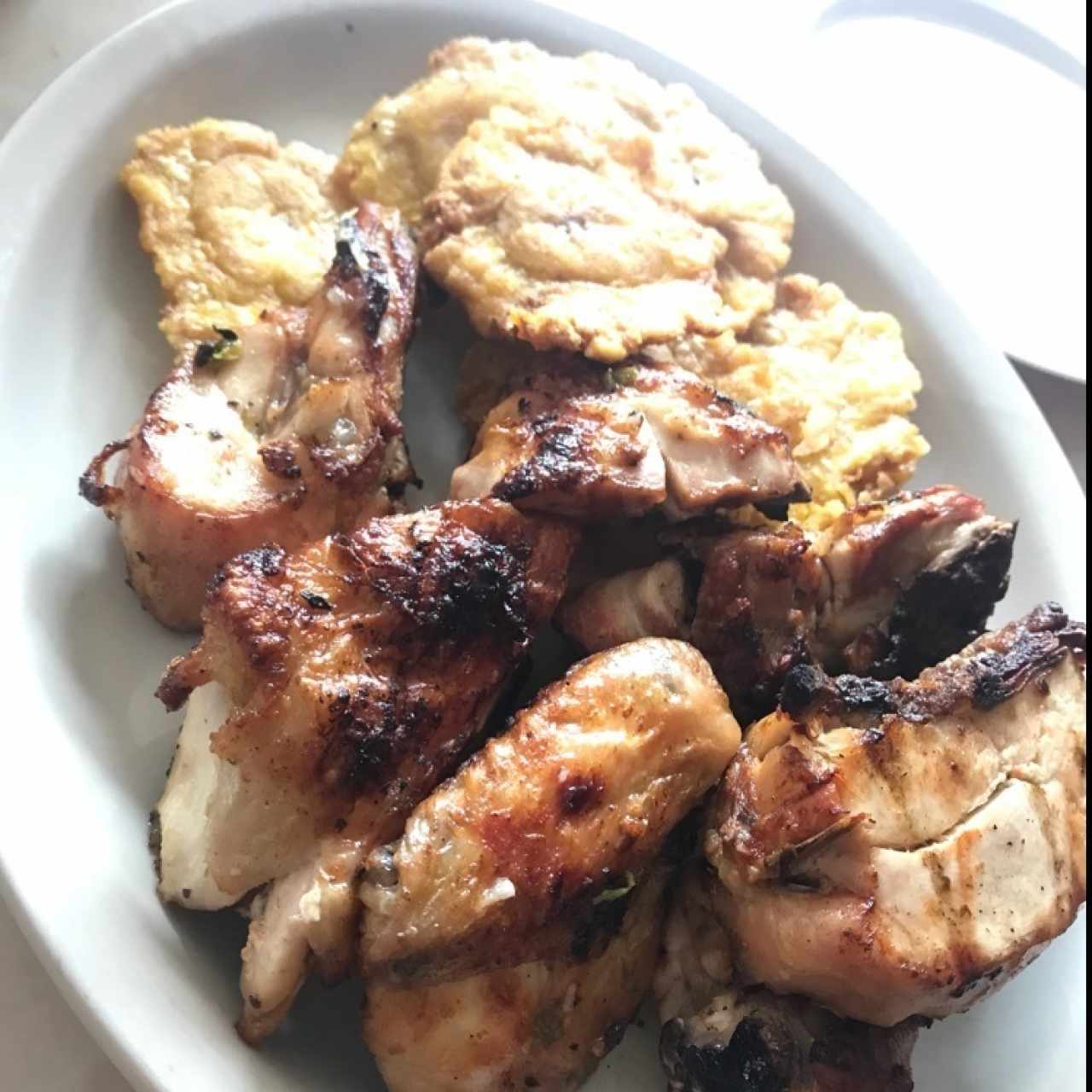 Medio Pollo al carbon con patacones.