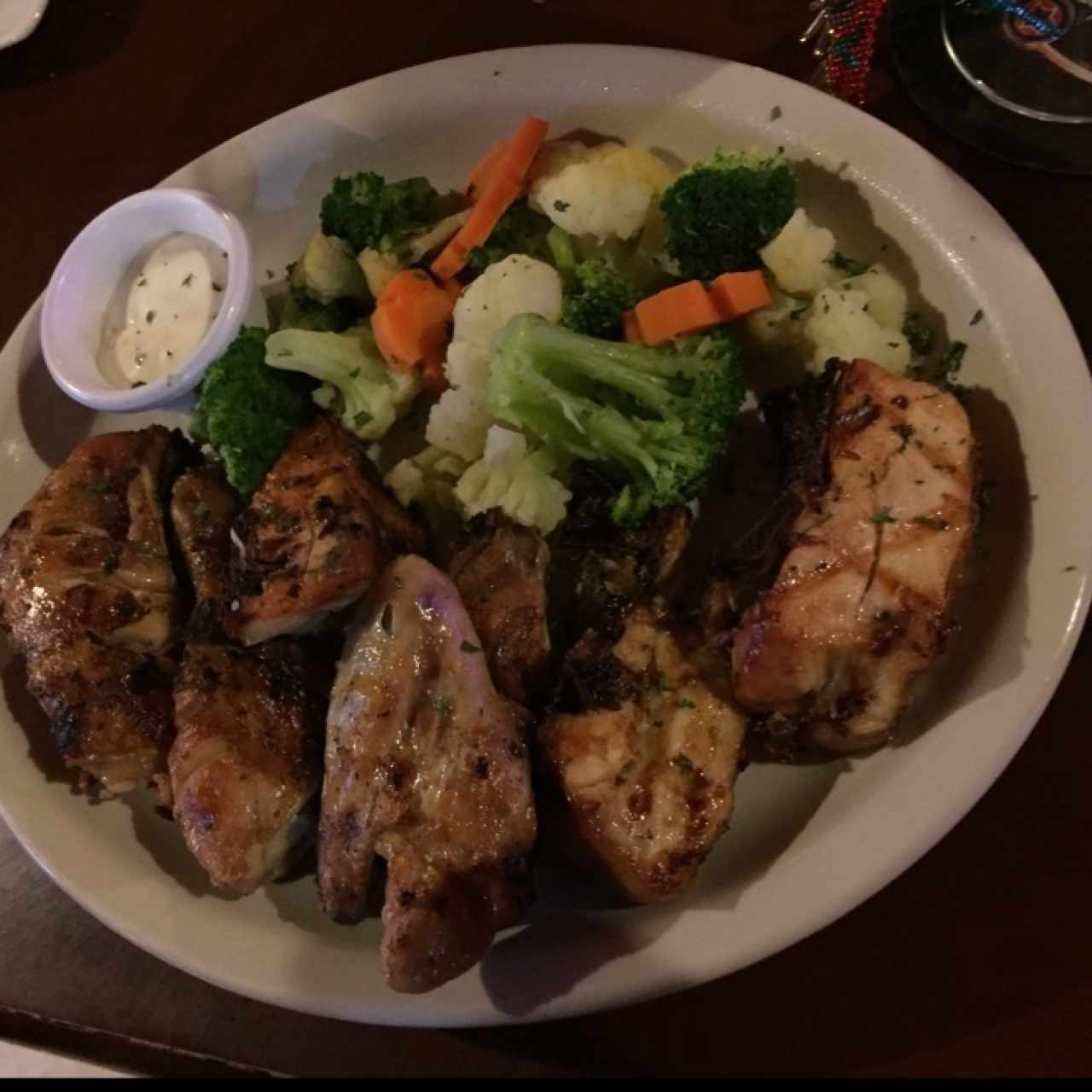 Medio pollo asado con vegetales