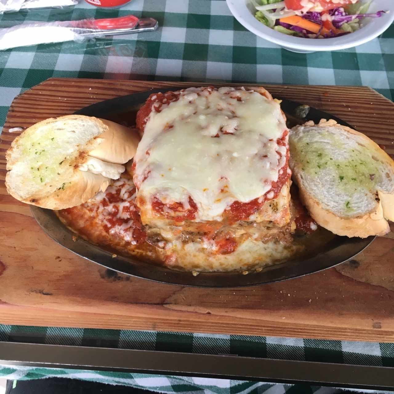 Lasagña de Carne gratinada en salsa roja