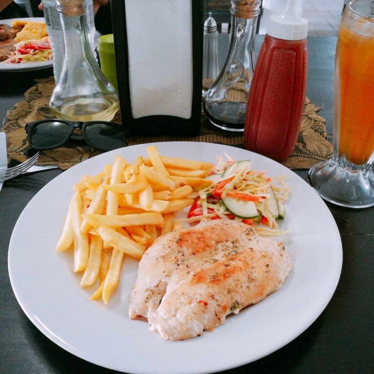 Filete de pollo con papas fritas