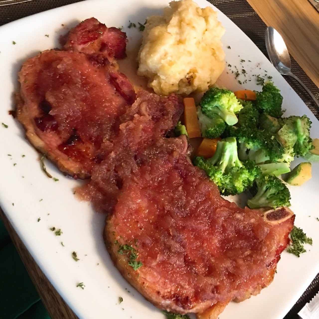 Chuletas Ahumadas de Cerdo bañadas en salsa de Manzana