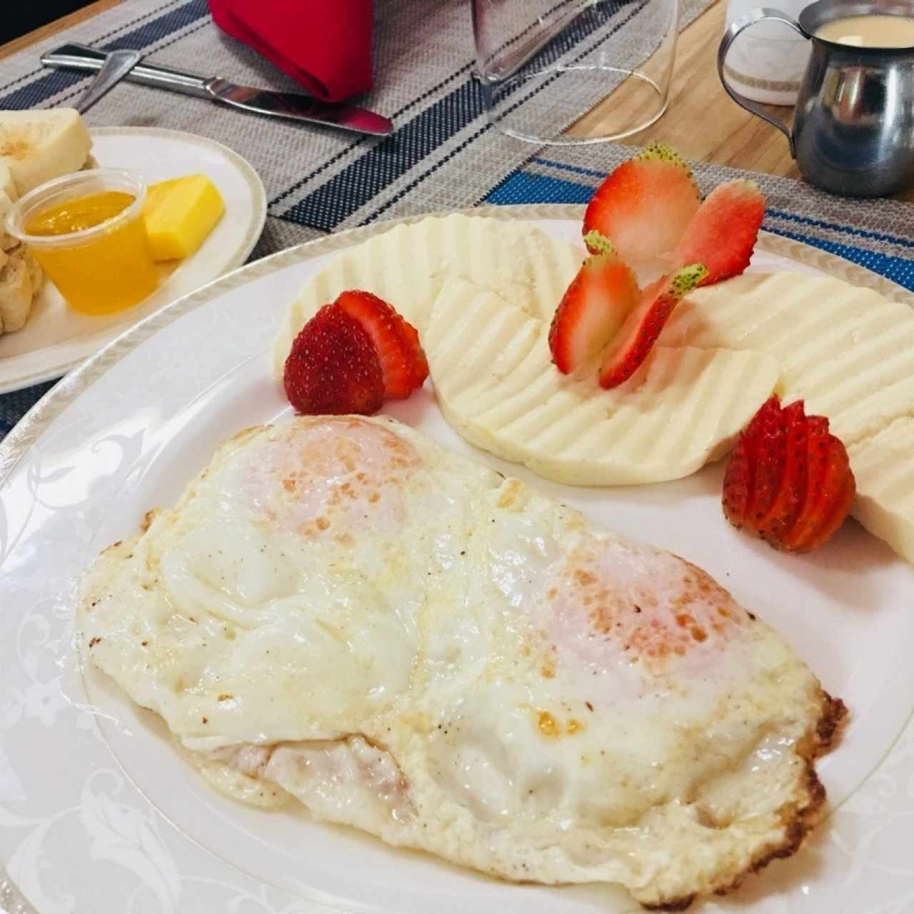 Rico desayuno. Decoración detallista y muy buena atención. 