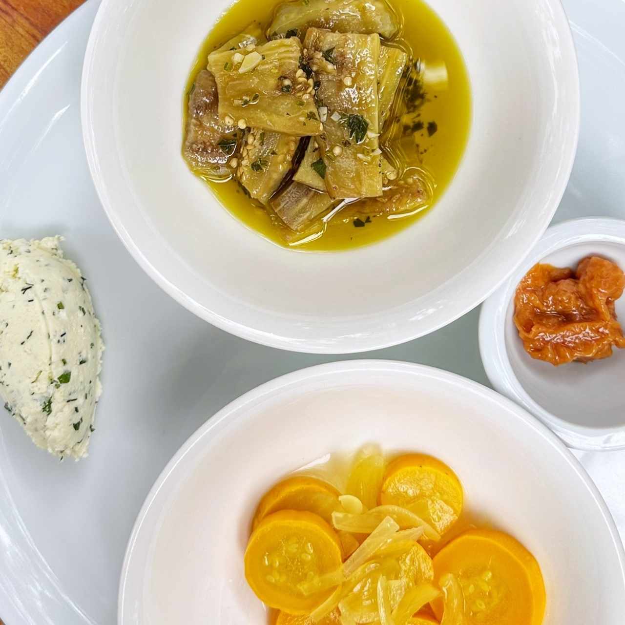 Queso y cosas - Berenjena al escabeche, queso boursin, encurtido de zucchini amarillo y arazá servido con pan 