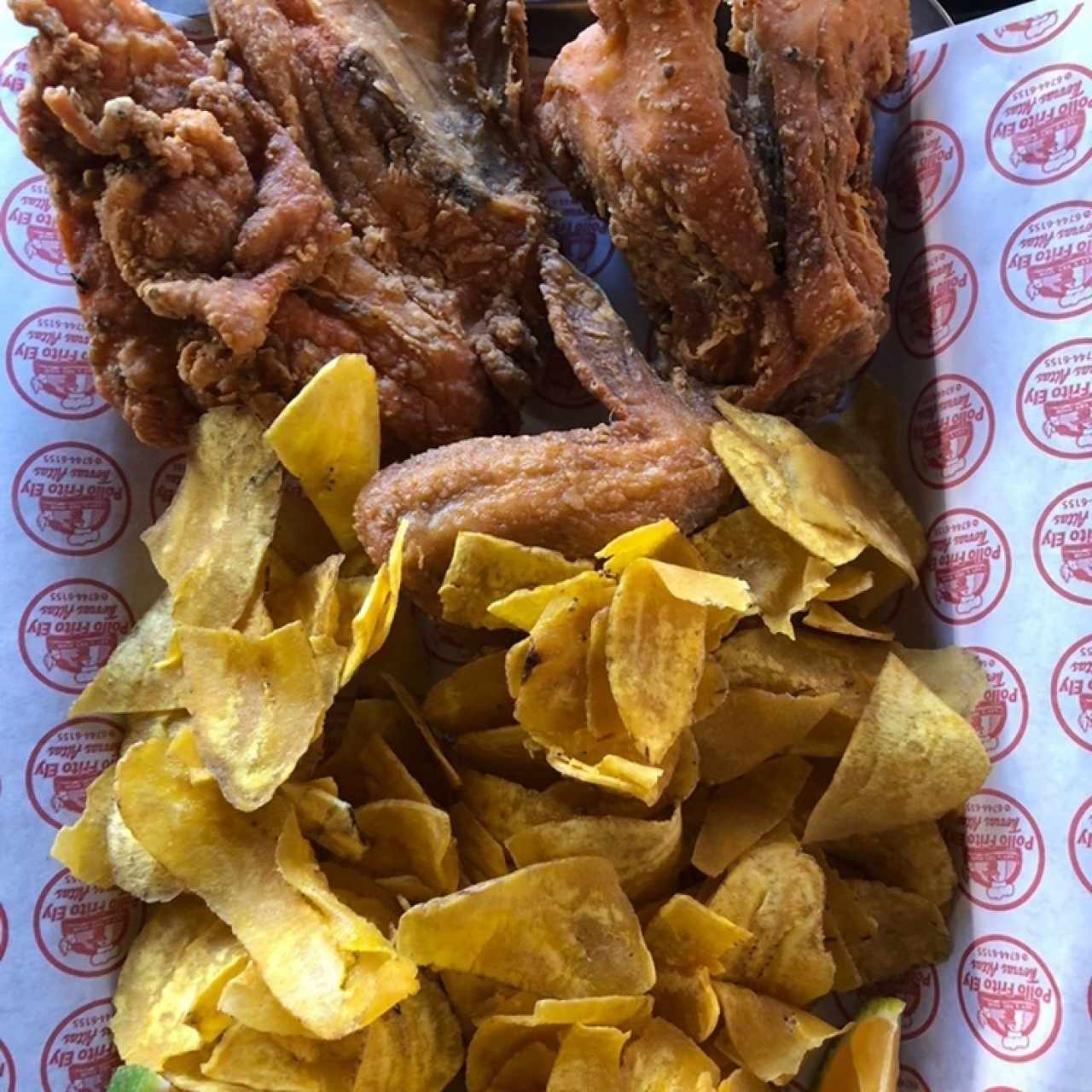 Pollo frito con platanitos 