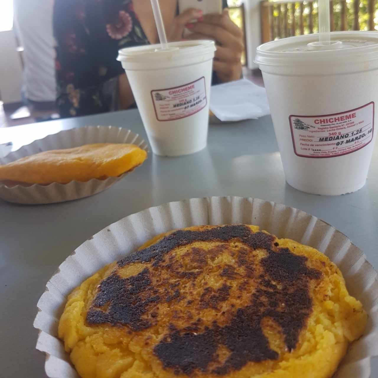 tortilla rellena de pollo, chicheme y empanada de queso