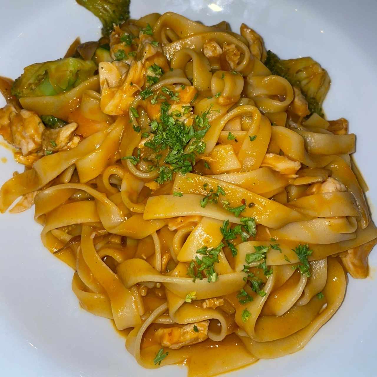 Pasta al pomodoro con pollo y vegetales 