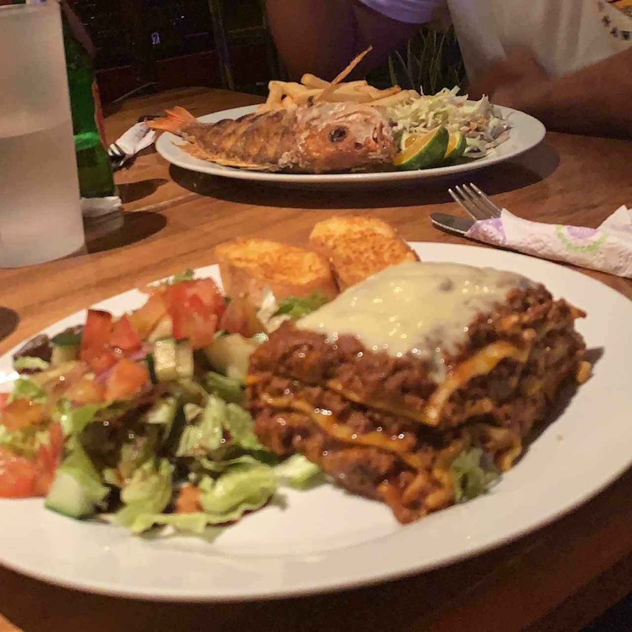 Lasaña de carne con ensalada 