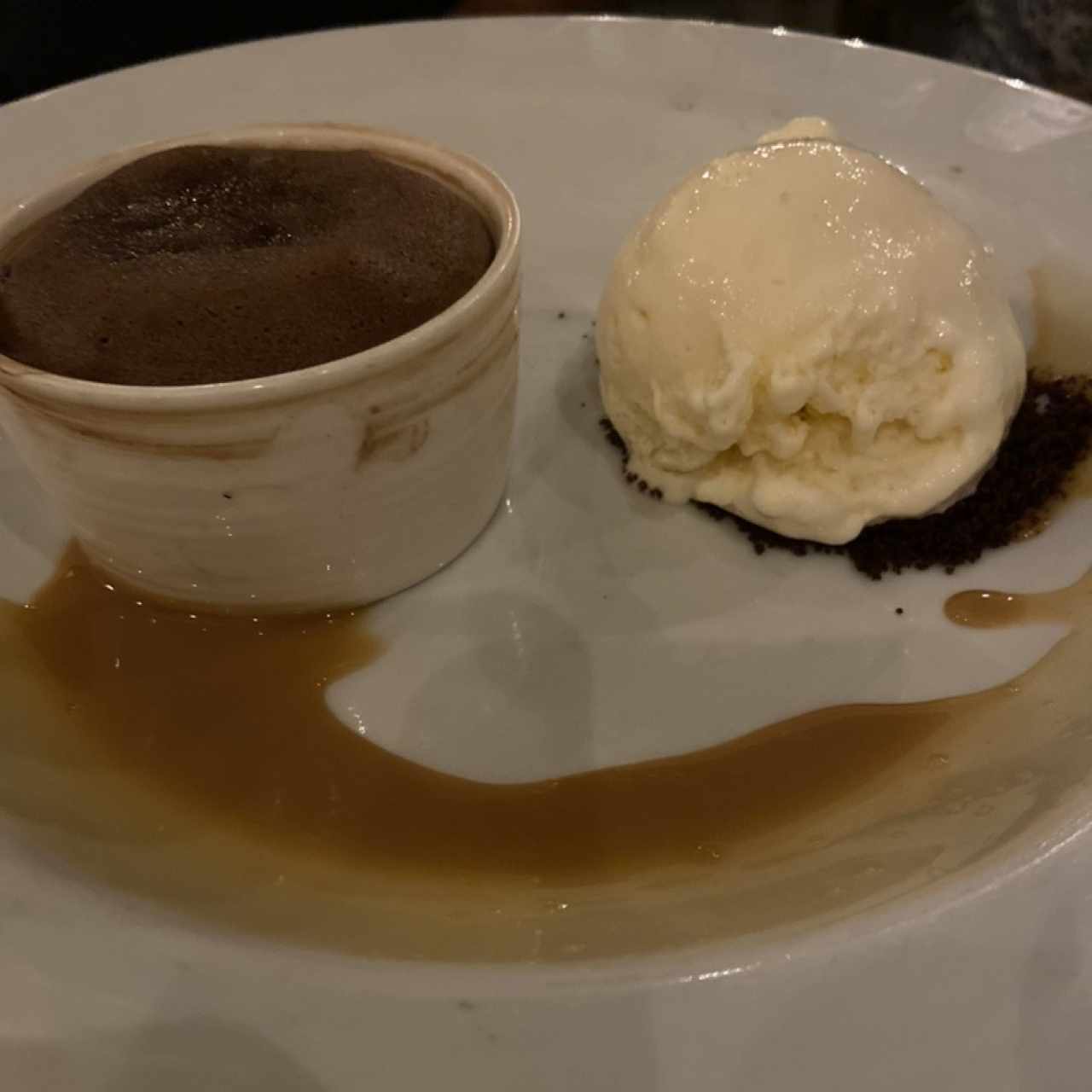 Volcán de chocolate con helado de vainilla