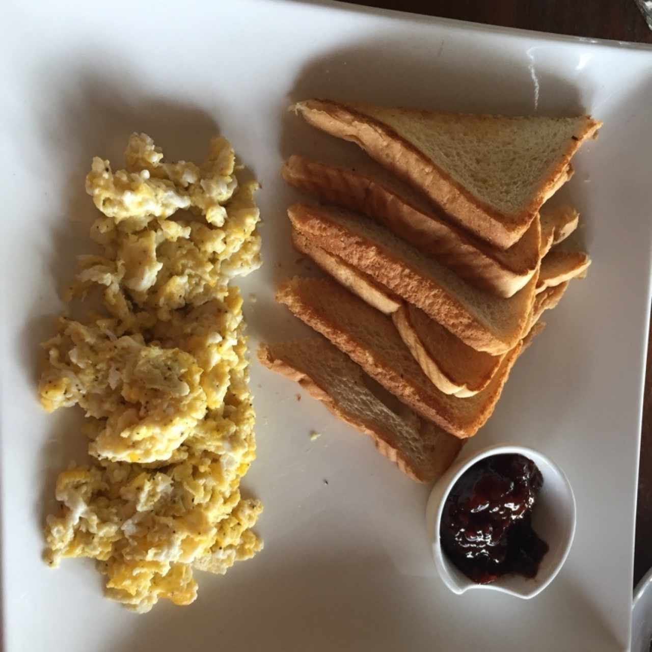 huevos, tostadas y jalea