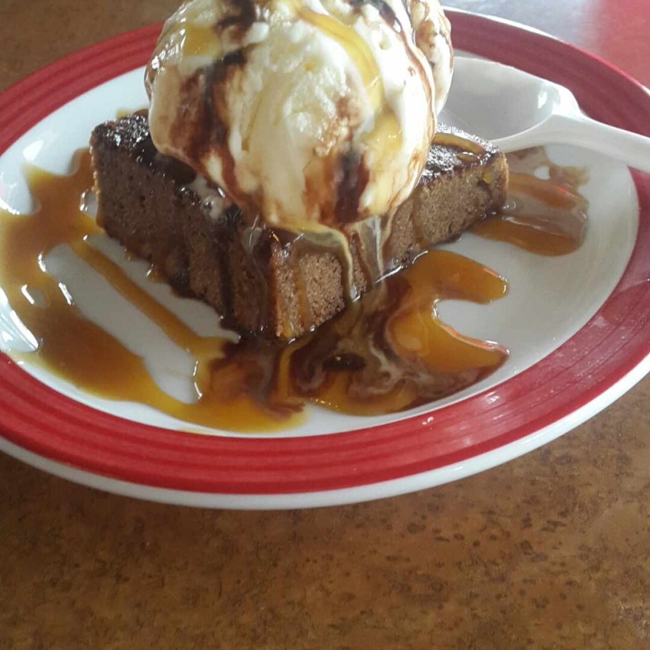 brownie con helado