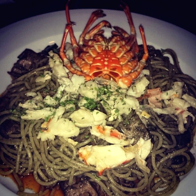 Pasta con langosta y calamares  en  su tinta 