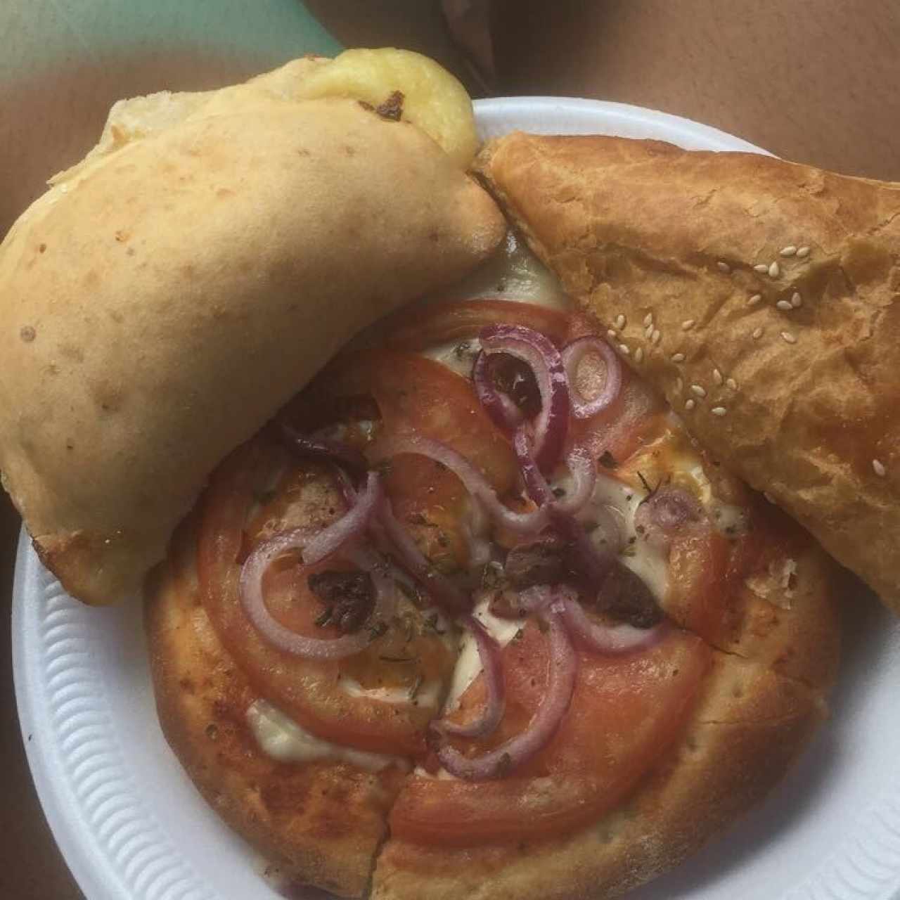 pizza y empanadas de queso y pollo