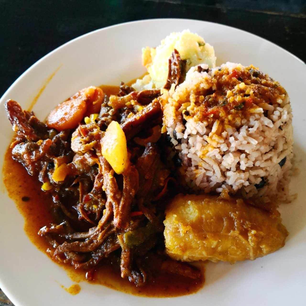 Arroz con Guandú, ensalada de papa y ropa vieja