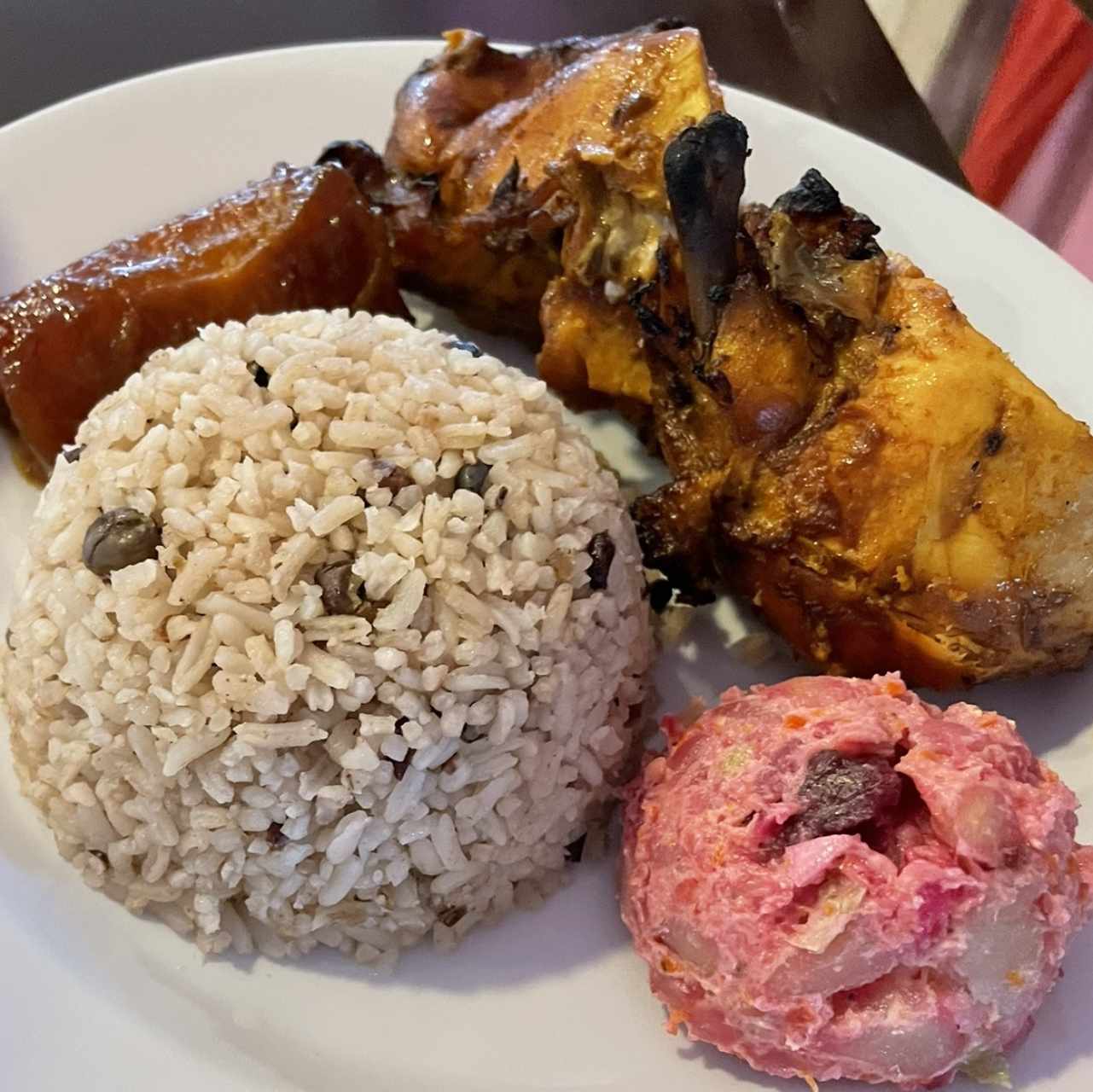 Arroz con guandú, ensalada de feria, pollo y platanos en tentación 