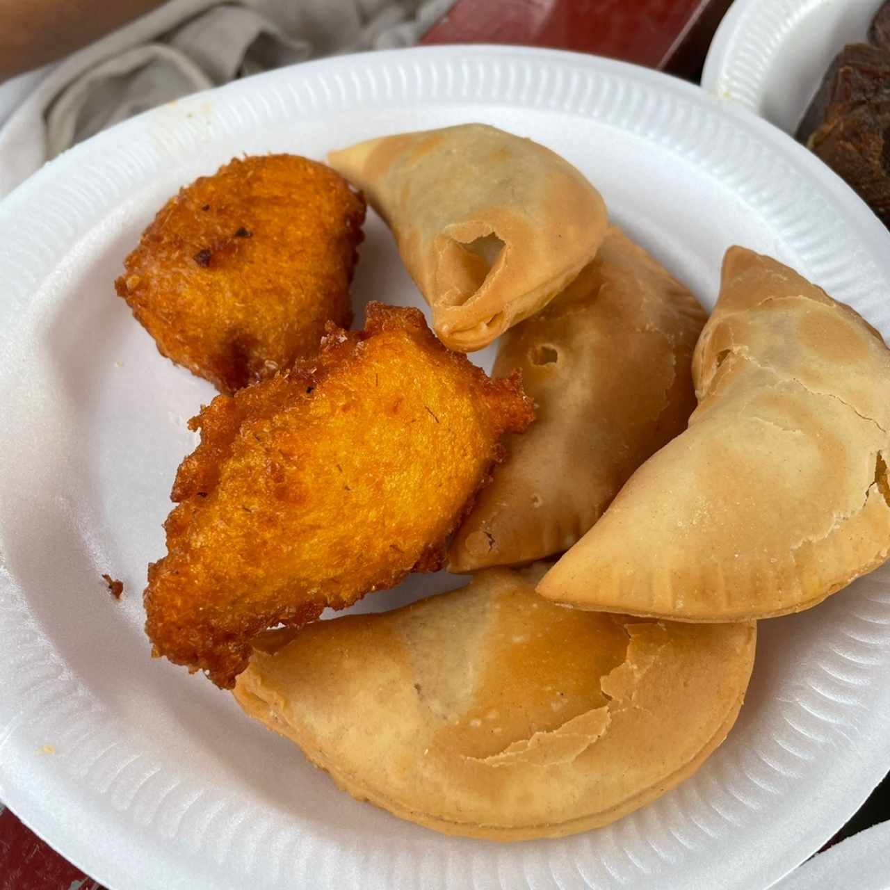 Empanada de carne y buñuelos