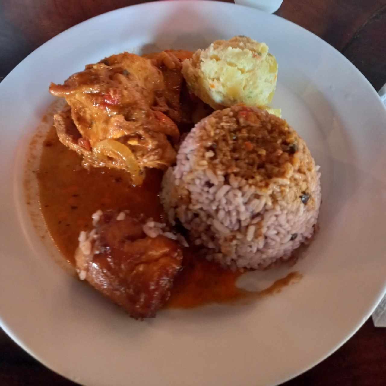 gallina de paso,  arroz con guandu, ensalada de papas y plátano en tentación 