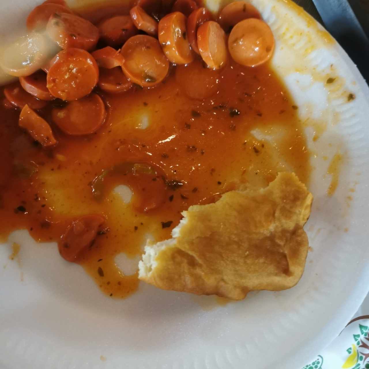 Salchicha guisada con hojaldre