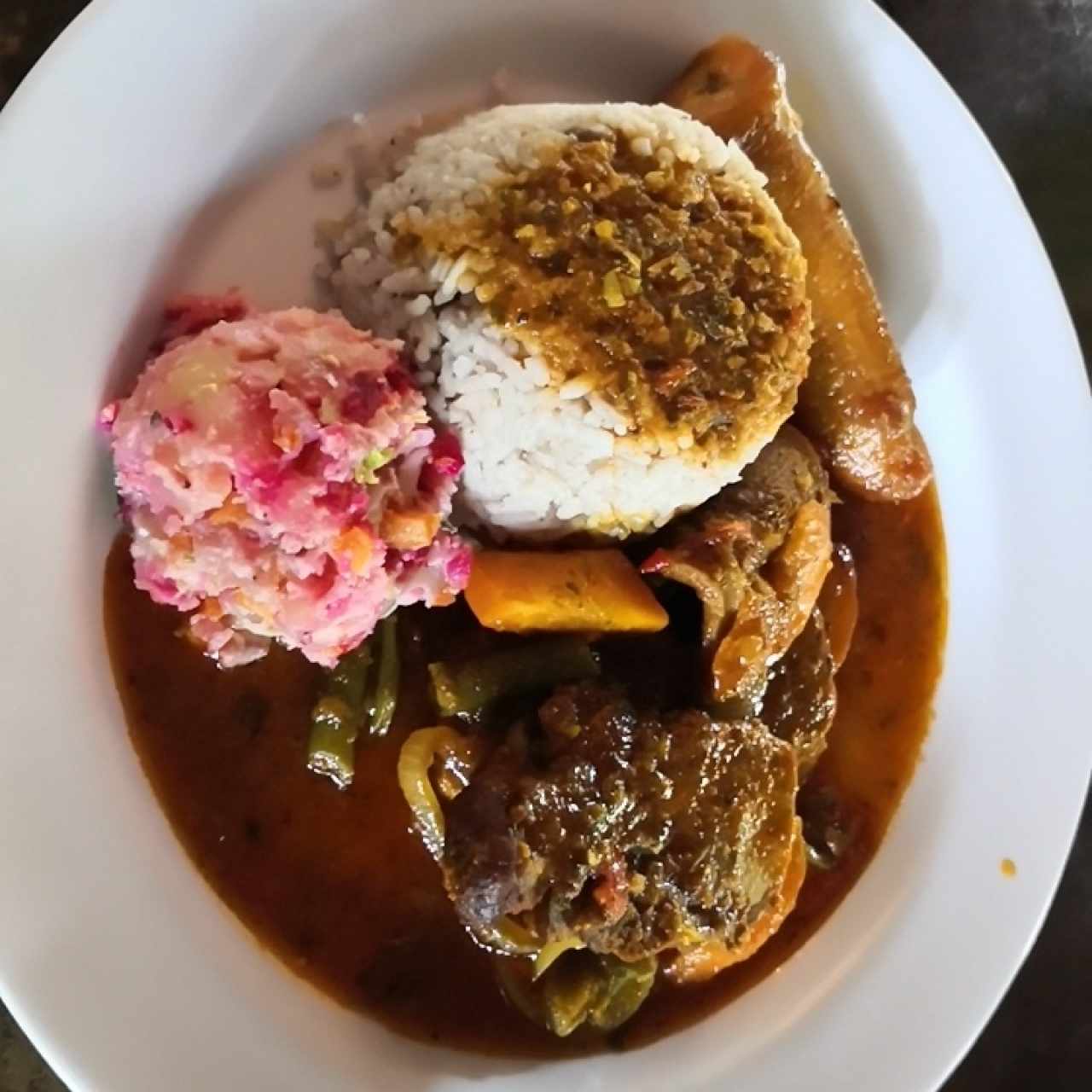 Lengua guisada, arroz con guandú, plátano maduro, ensalada de remolacha y papa. 