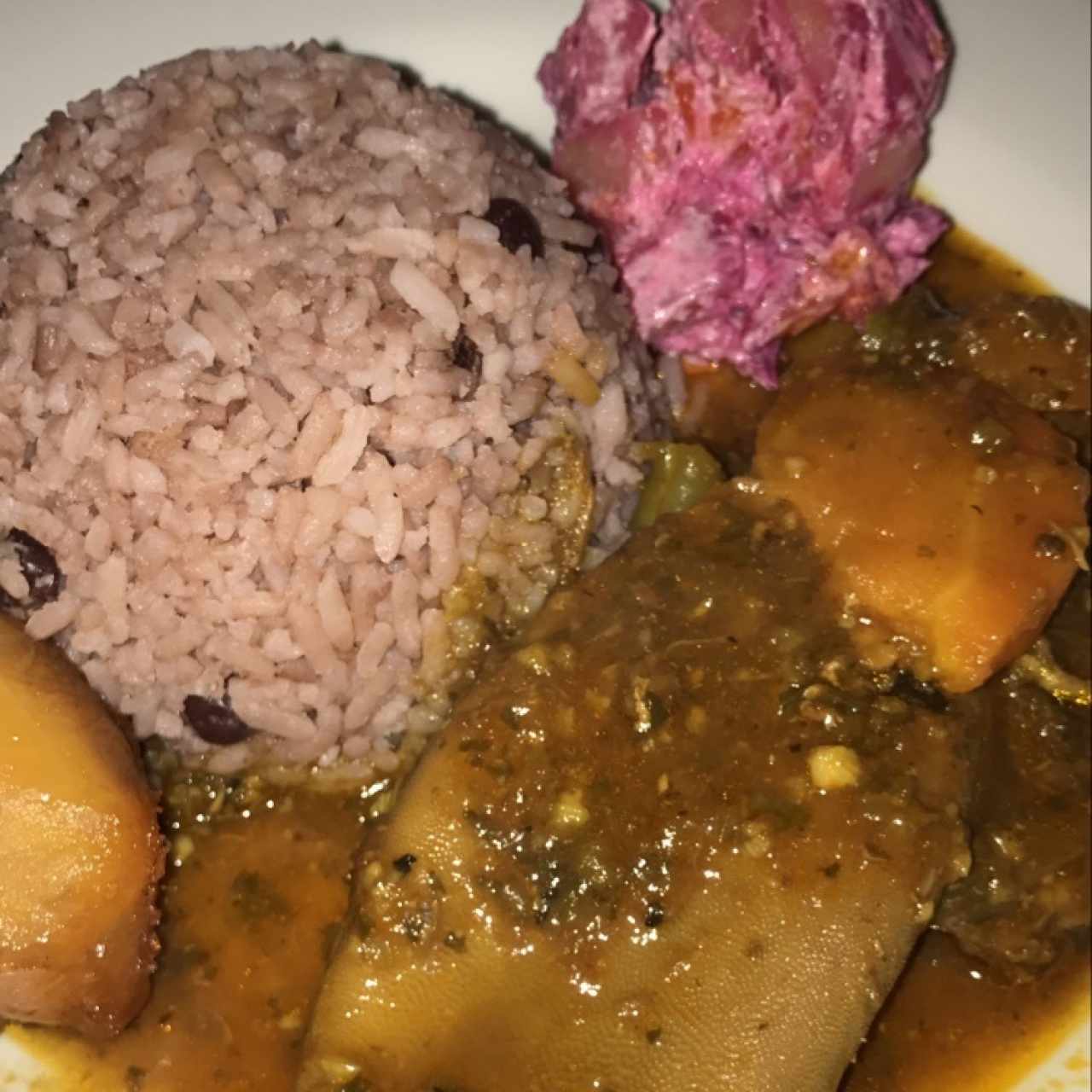 Lengua guizada, arroz con guandu, ensalada de feria, platano en tentacion