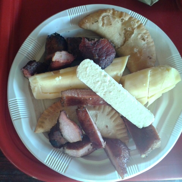 Empanadas de queso, bollo de mantequilla,  puerco frito