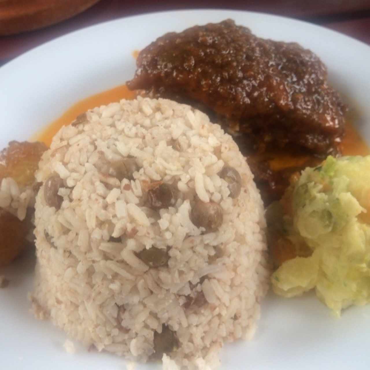 Arroz con guandu, gallina guisada, ensalada de papa y platano en tentacion.