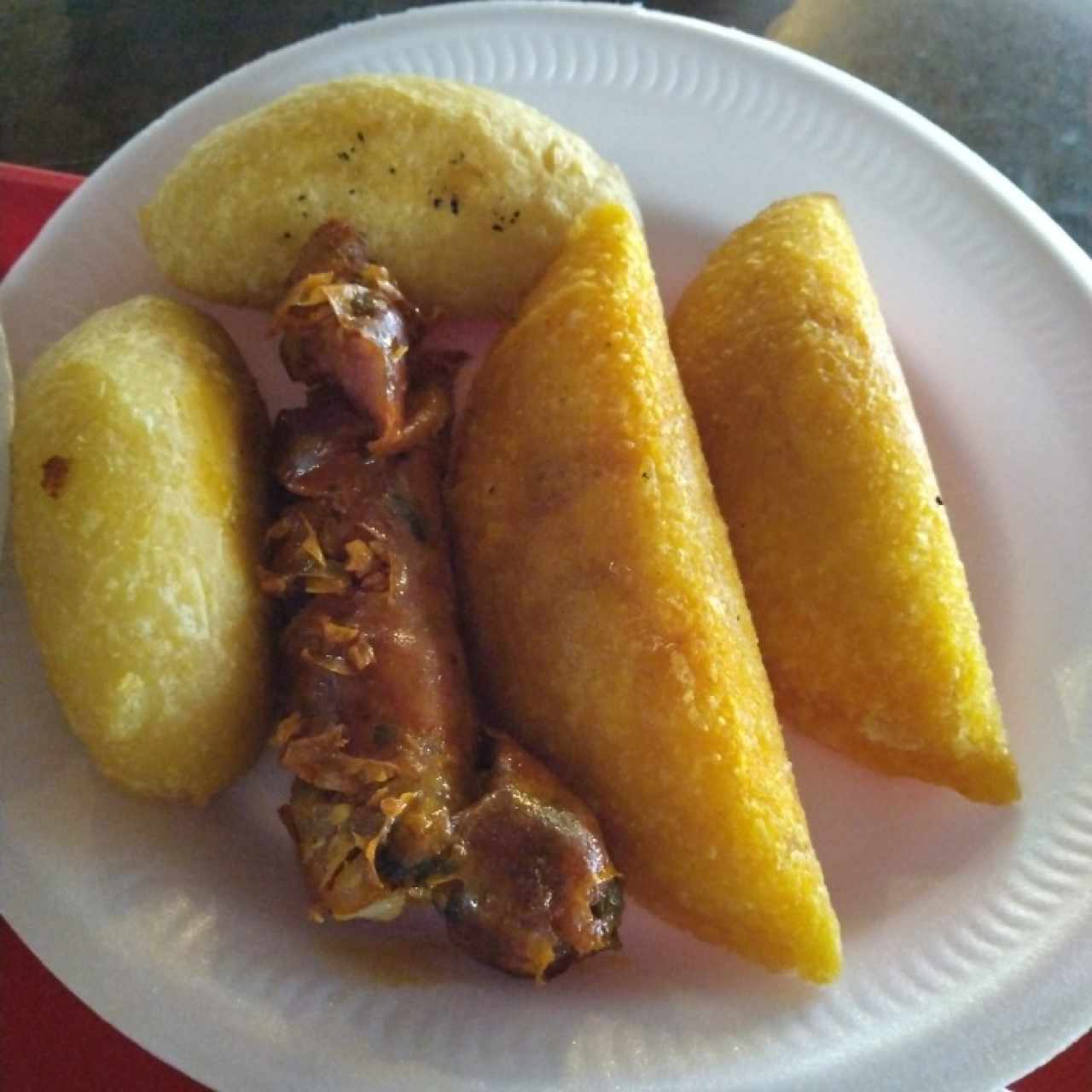 carimañola, empanada de maiz y chorizo tableño