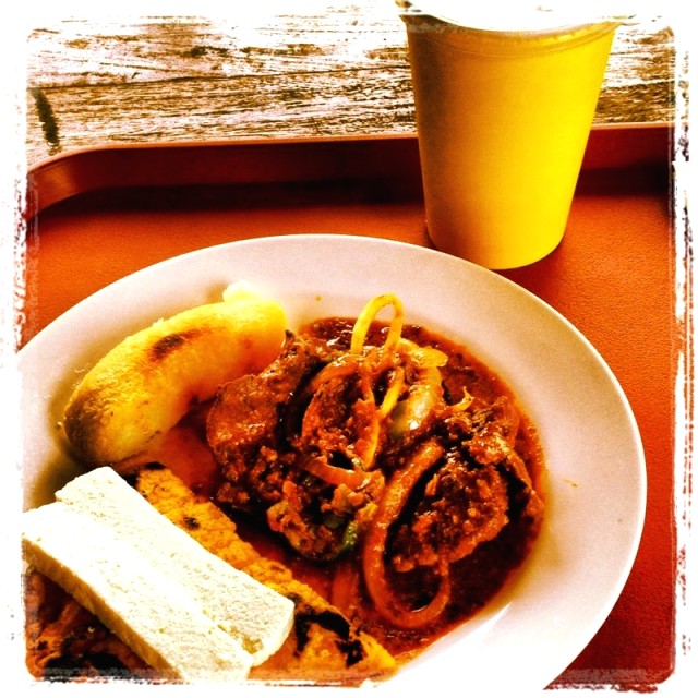 Hígado encebollado, tortilla changa (asada) con queso blanco, carimañola y chicha de naranja natural.