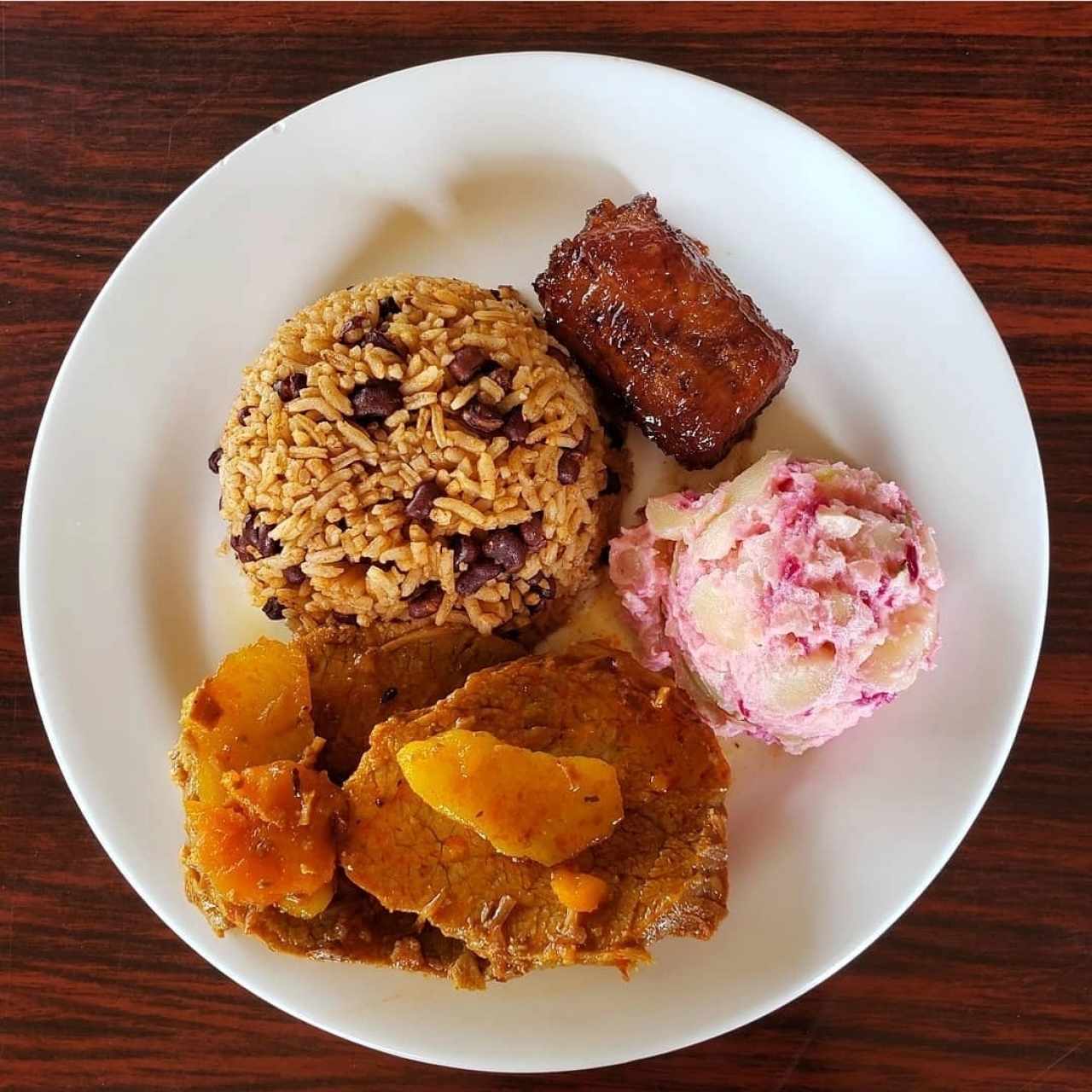 lomo a la criolla, arroz con frijoles, plátanos en tentación y ensalada de toldo