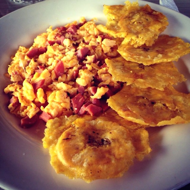 Huevos y chorizo con patacones 