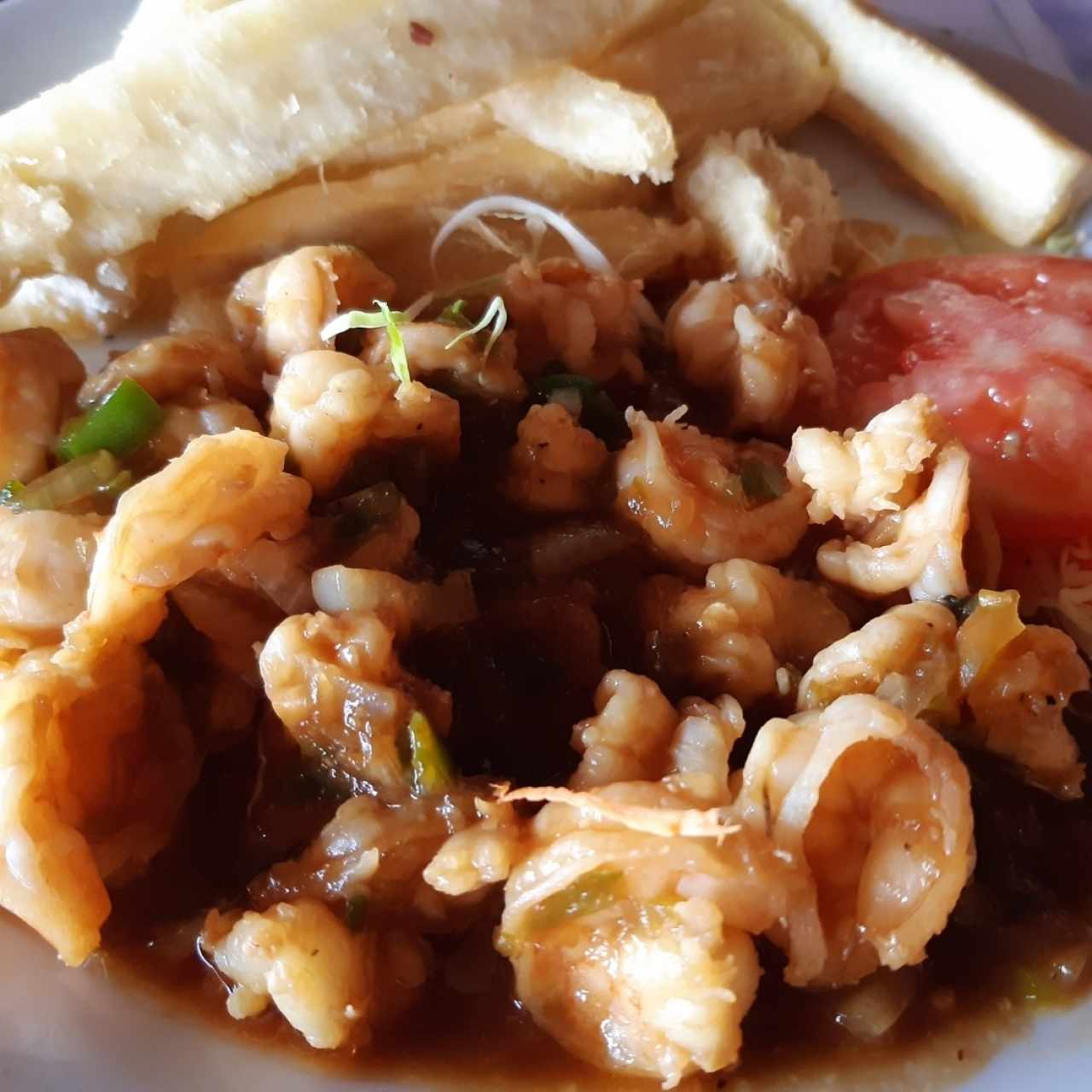 Camarones con yuca frita