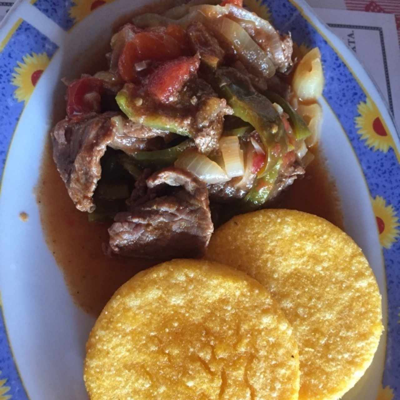 bistec de carne con tortillas de maiz